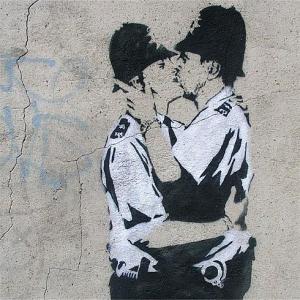 Graffiti Banksy kissing coppers